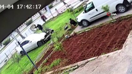 Ölümden kıl payı kurtuldu...Kontrolden çıkan otomobilin sitenin bahçesine girdiği anlar kamerada
