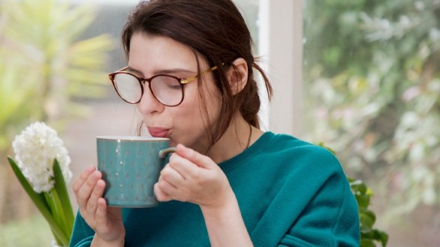 गर्मी के मौसम में गुनगुने पानी का सेवन है जरूरी,जाने इसके फायदे । Benefits Of Drinking Warm Water