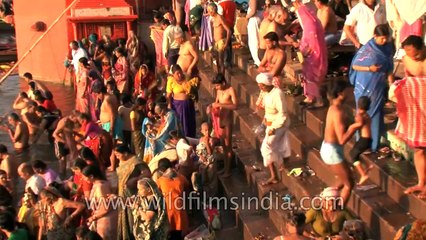 Télécharger la video: Royal bath in the holy waters of Ganga on the occasion of Mahashivratri, Varanasi