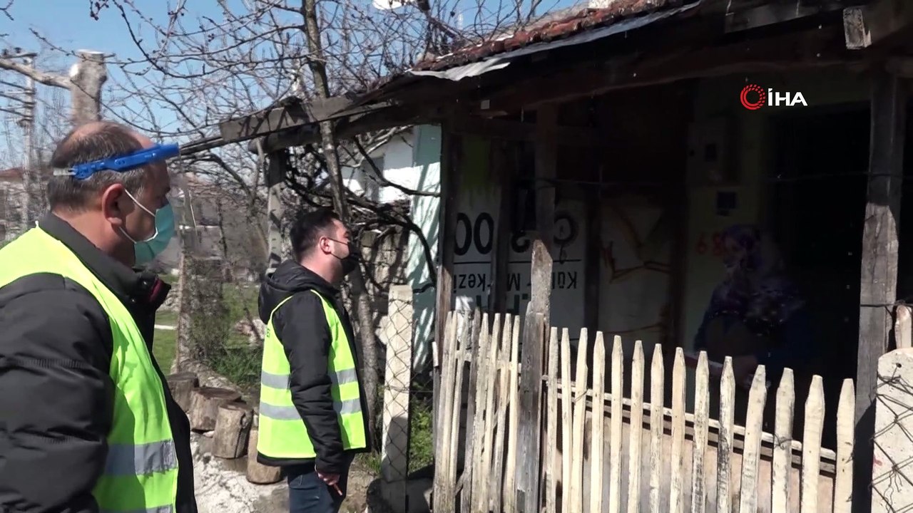 Kapı kapı gezerek 110 bin maske dağıttılar