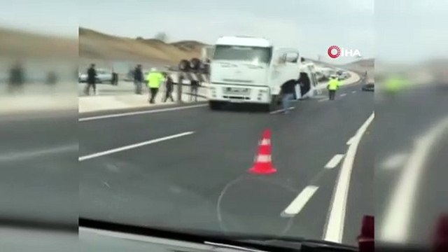 Sürücüsünün direksiyon hakimiyetini kaybettiği tır yan yattı: 1 yaralı