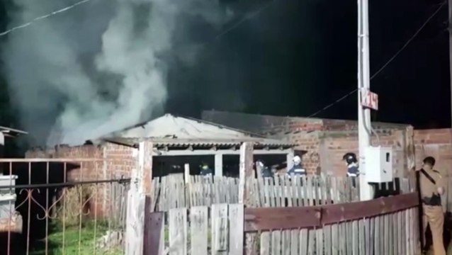 Casa é destruída por incêndio no Interlagos; Jovem relata que a mãe, em surto, colocou fogo em um colchão