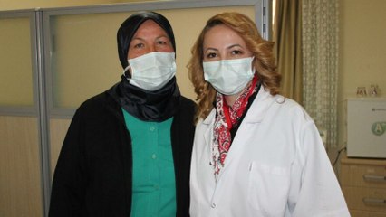 Tải video: Aynı hastanede anne ebe, kız doktor