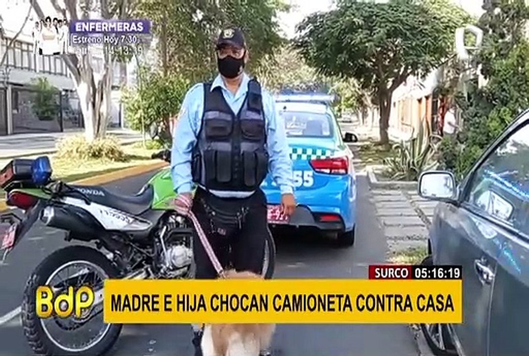Surco: rescatan a madre e hija que chocaron auto contra una vivienda