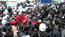 İstanbul'da gerginlik! Yolu kapatan mahalle halkına polis ekipleri müdahale etti
