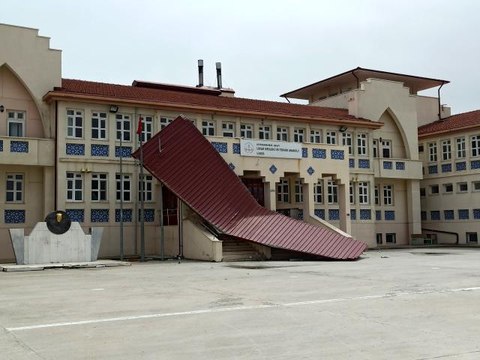 Şuhut'ta şiddetli rüzgar çatıları uçurdu, ağaçları devirdi