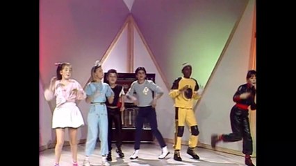 Les Mini-Star chantent "Arrête ton clip" dans une émission TV (2)