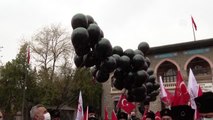 Gaziler ve şehit aileleri, emekli amirallerin açıklamasını siyah balonla protesto etti