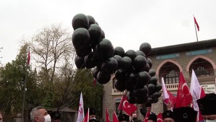 Gaziler ve şehit aileleri, emekli amirallerin açıklamasını siyah balonla protesto etti