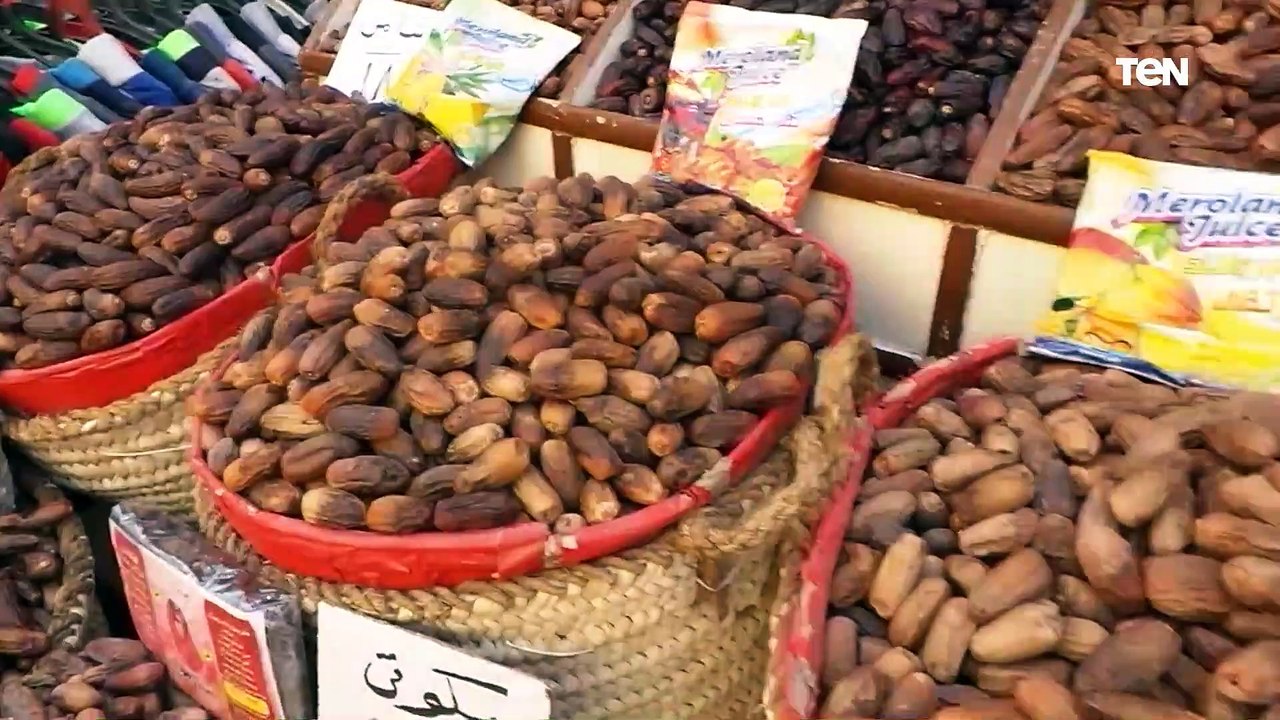 البلح الأسوانى يغزو الأسواق قبل رمضان.. كاميرا TeN تلتقى "أم محمد" أشهر بائعة للتمور الأسوانية