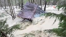 Sel sularına kapılan çardaklarının sürüklenişini endişeyle izledi