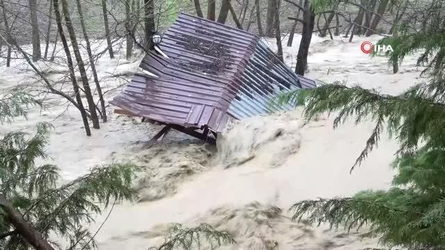 Sel sularına kapılan çardaklarının sürüklenişini endişeyle izledi