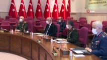 Bakan Akar: “ Bu bildirinin demokrasimize zarar vermekten, Türk Silahlı Kuvvetleri personelinin moral ve motivasyonunu olumsuz etkilemekten ve düşmanlarımızı sevindirmekten başka bir işe