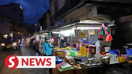 Annuar Musa: Traders eligible for temporary business licence despite not vaccinated