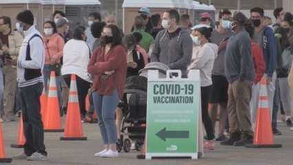 Gran afluencia en un centro de vacunas en Miami en el primer día sin límite de edad