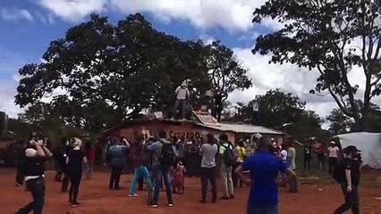 Moradores e apoiadores no teto da escola protestam contra derrubadas / Ana Maria Silva