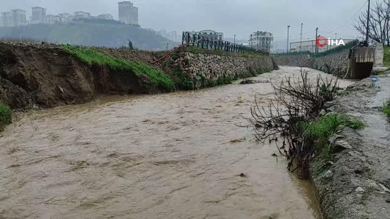 Son dakika haber | Kestel'de sel alarmı...Alt geçit sular altında kaldı, araçlar mahsur kaldı