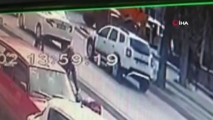 Yolda yürürken iş makinesinin altında kalarak can verdi, olay kameraya böyle yansıdı