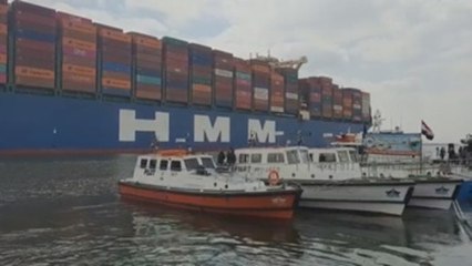 Atasco en canal de Suez afecta aún a 119 barcos tras una semana desbloqueado