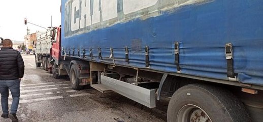 Freni boşalan tır kontrolden çıkıp yol kenarındaki kamyona çarptı