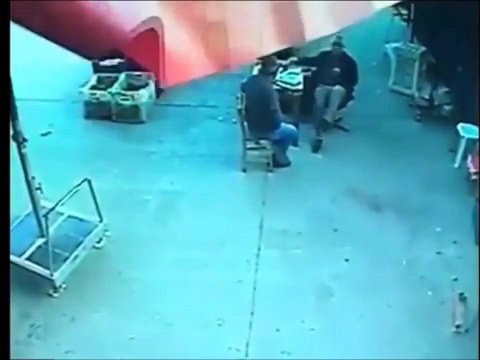 Il se fait emporter avec le parasol pendant une tempête... en mode Là-Haut