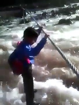 Cet enfant est vraiment motivé pour aller à l'école ! Route très difficile