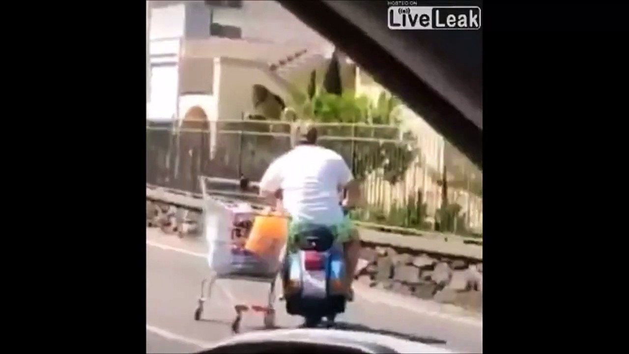Un homme flemmard revient des courses
