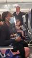 Echan a una familia de un avión porque su hija de 2 años no llevaba mascarilla
