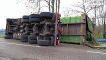 Vrachtwagen gekanteld op Sluitersweg in Rouveen