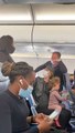Une famille virée d'un avion parce que leur fille de 2 ans mange sans masque