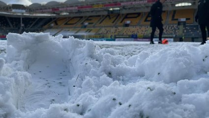 Nisan ayında inanması güç olay! Roda-Almere City karşılaşması yoğun kar yağışı nedeniyle tatil edildi