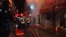 Son dakika haberleri | Fatih'te iki katlı ahşap binada çıkan yangın söndürüldü