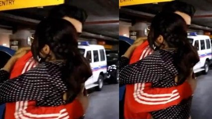 Jasmin Bhasin और Aly Mumbai airport पर हुए Out Of Control, एक दूसरे को किया Tight Hug | FilmiBeat