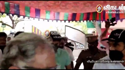 சைக்களில் வந்து வாக்களித்தார் நடிகர் விஜய்! | Vijay Cast his vote