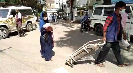 बिहारः मां की गोद में बीमार बच्चा और पिता के पास ऑक्सीजन सिलेंडर