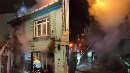İki katlı ahşap bina yanarak kül oldu