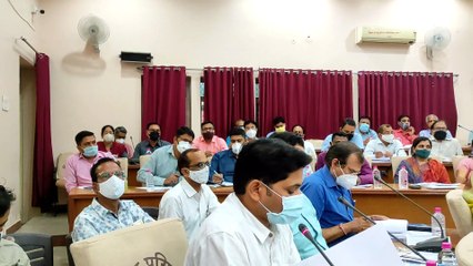 जिला प​रिषद की पहली बैठक में कुछ महिलाओं ने ​अपने इलाकोंं की ताकत से की पैरवी