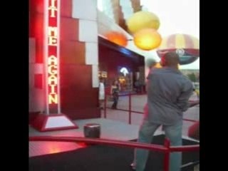 Coup de marteau a Disney village