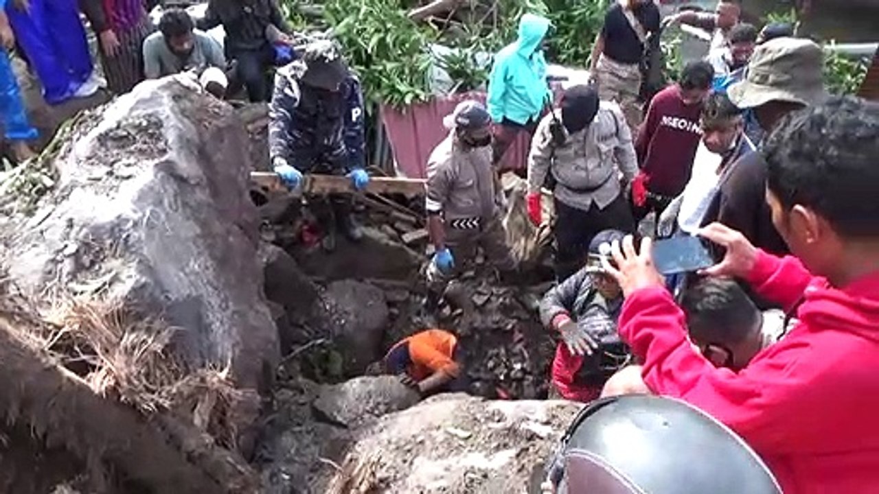 أكثر من 150 قتيلا في فيضانات إندونيسيا وتيمور ا...