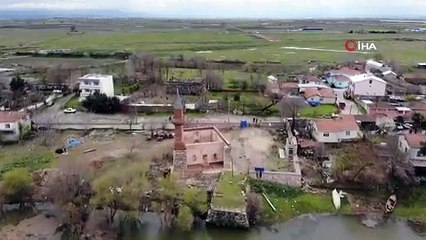 613 yıllık caminin imamı ve duvarları var, ama cemaati ve çatısı yok