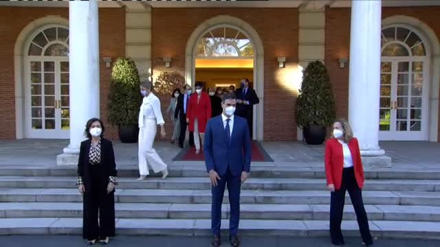 El nuevo Gobierno posa en La Moncloa antes del primer Consejo de Ministros sin Iglesias