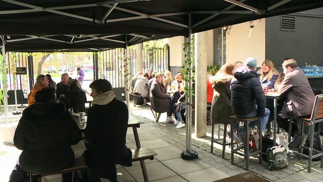 Covid-19 : les Anglais retrouvent le goût de la bière au pub