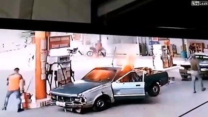 Video herunterladen: Sa voiture toute pourrie prend feu à la station service