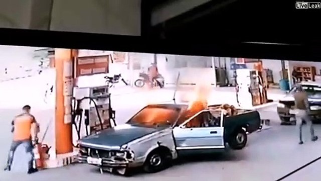 Sa voiture toute pourrie prend feu à la station service