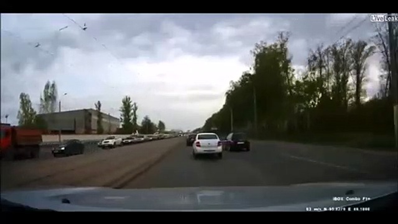 Cette voiture se retrouve au mauvais endroit au mauvais moment. Pas de chance