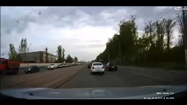 Cette voiture se retrouve au mauvais endroit au mauvais moment. Pas de chance