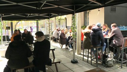 Los ingleses vuelven a saborear los placeres simples de la vida tras meses de cierre