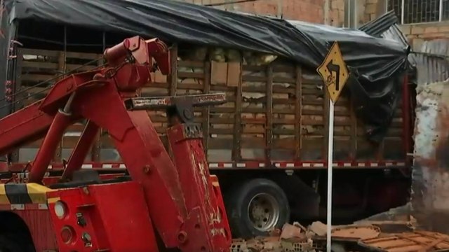 Dos adultos mayores murieron luego de que un camión chocara contra su casa en Usme
