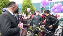 Pedalları kanser hastaları için çevirdiler, gökyüzüne mor balonlar uçurdular