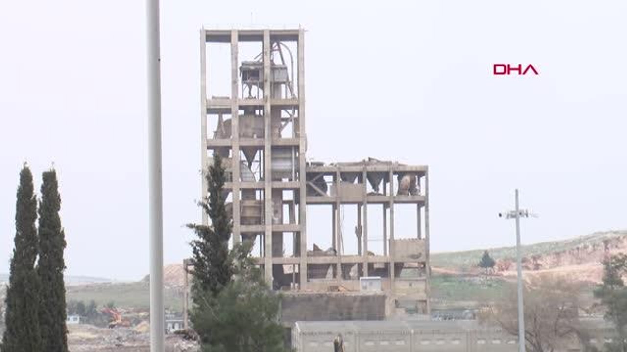 60 YILLIK SİLONUN 60 KİLO DİNAMİTLE YIKIM ANI KAMERADA; GÖKYÜZÜNÜ TOZ BULUTU SARDI